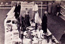 Aufbau einer Produktenschau Frauengruppe Koblenz-Lützel - 1957